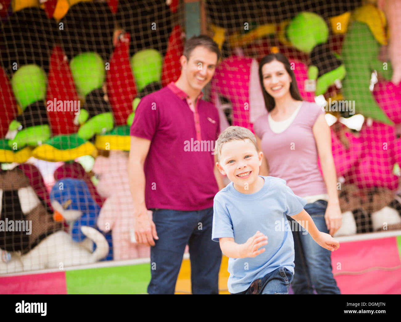 USA, Utah, Salt Lake City, glückliche Familie und Sohn (4-5) Spaß im Freizeitpark Stockfoto