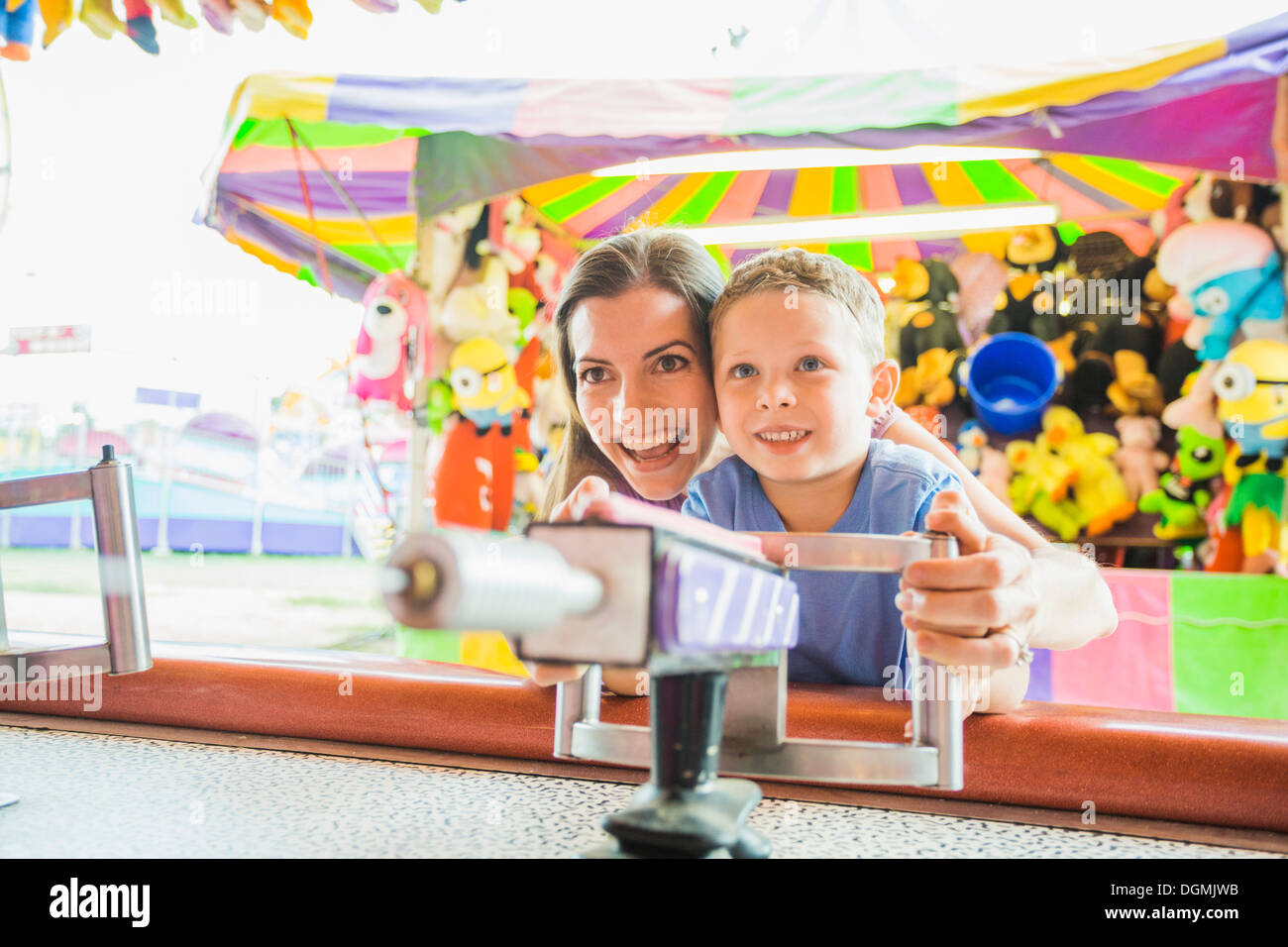 USA, Utah, Salt Lake City, Mutter und Sohn (4-5) spielt mit Wasserpistole im Vergnügungspark Stockfoto