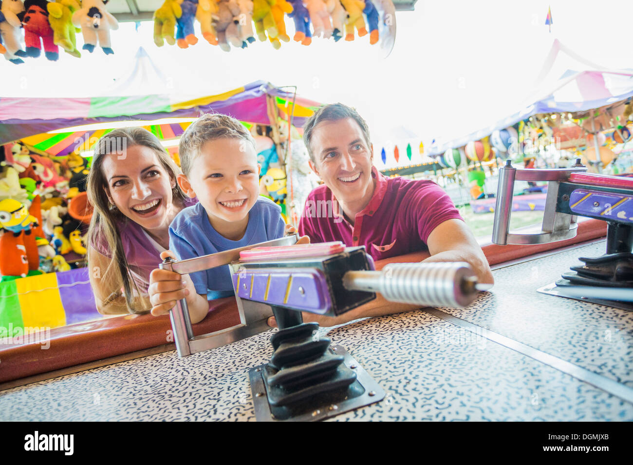 USA, Utah, Salt Lake City, glückliche Familie mit Sohn (4-5) spielen mit Wasserpistole im Vergnügungspark Stockfoto