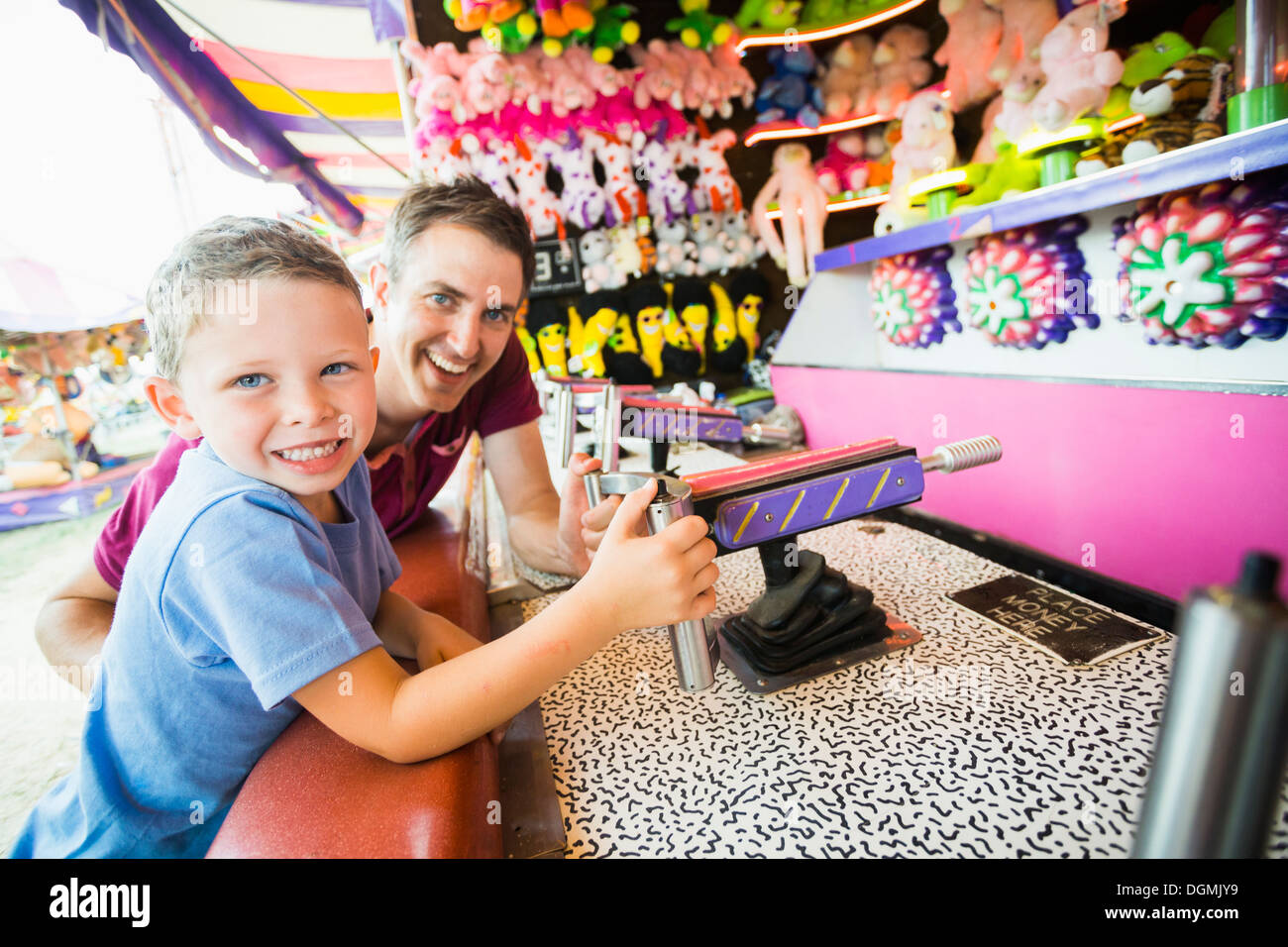 USA, Utah, Salt Lake City, Vater mit Sohn (4-5) spielen mit Wasserpistole im Vergnügungspark Stockfoto