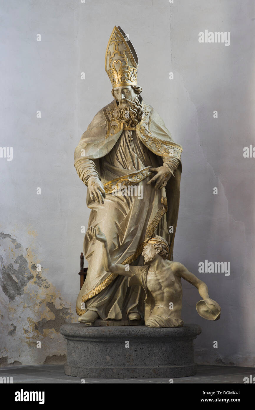 Barockaltar Statue des Bischofs und ein Bettler, Abtei St. Martin und St. Severus, Muenstermaifeld, Rheinland-Pfalz Stockfoto
