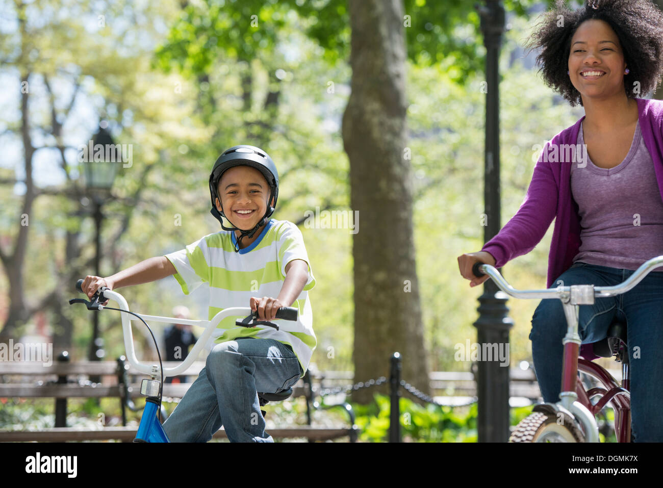 Eine Familie im Park an einem sonnigen Tag. Mutter und Sohn. Stockfoto