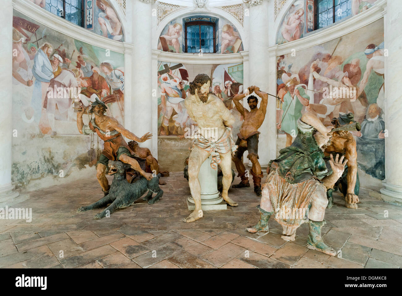 Die Geißelung Jesu machte Szene von lebensgroßen Terrakottafiguren und Fresken von Morazzone VII Kapelle des Sacro Monte Stockfoto