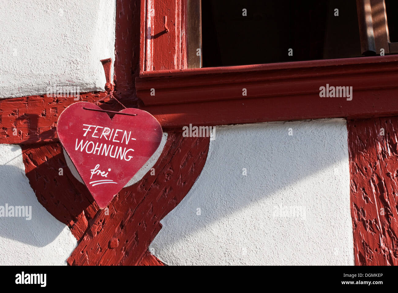 Ein rotes Herz-förmigen Schild hängen an einem Fachwerkhaus im historischen Bezirk von Meersburg, Bodenseekreis Bezirk Stockfoto