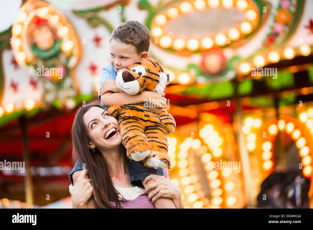 USA, Utah, Salt Lake City, Mutter, ihr Sohn (4-5) Huckepack Fahrt im Vergnügungspark Stockfoto