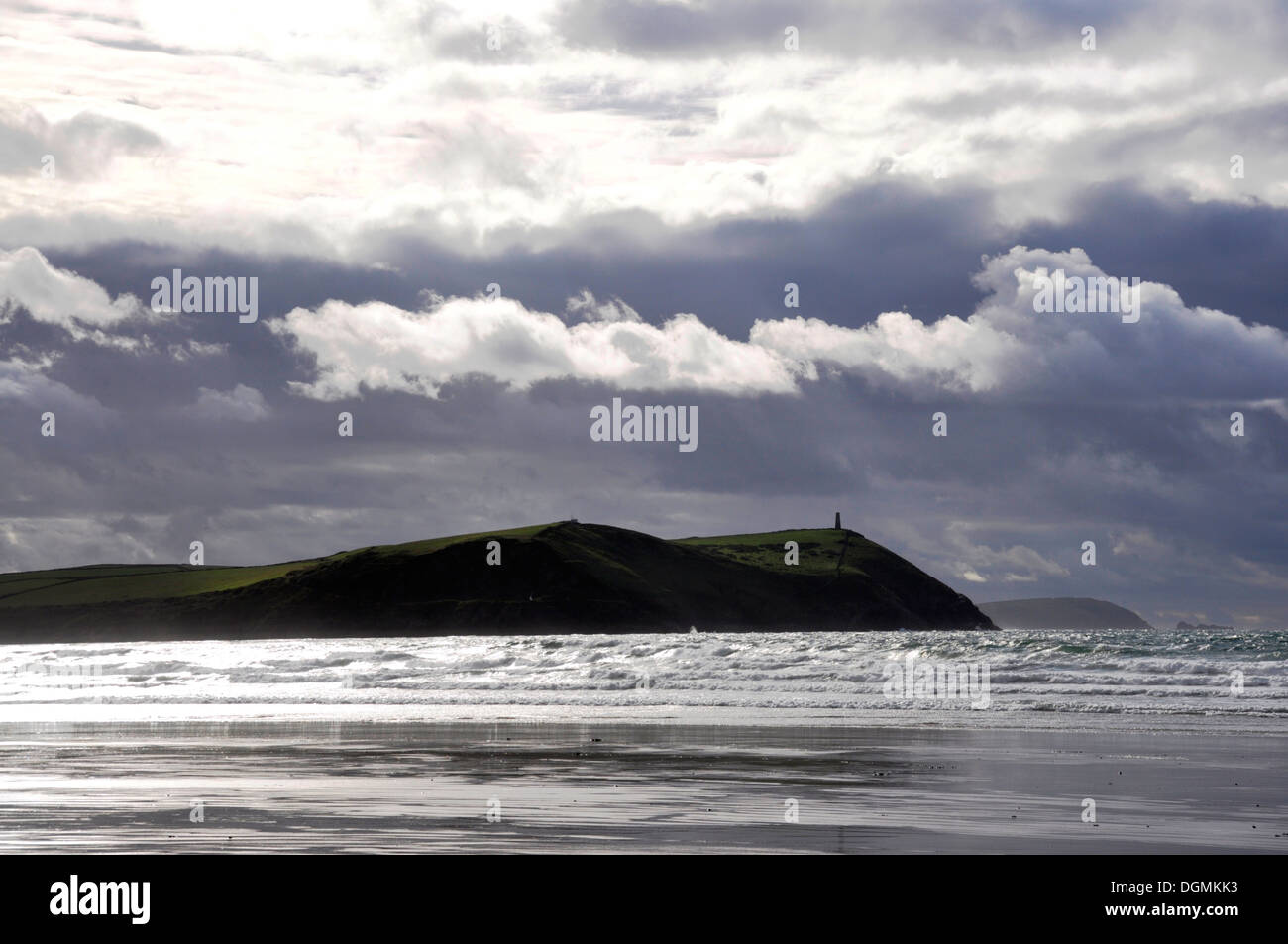 North Cornwall - Polzeath - Hayle Bucht Strand - Blick auf die brechenden Wellen zu Stepper Point - Skyscape nähert sich Herbststurm Stockfoto