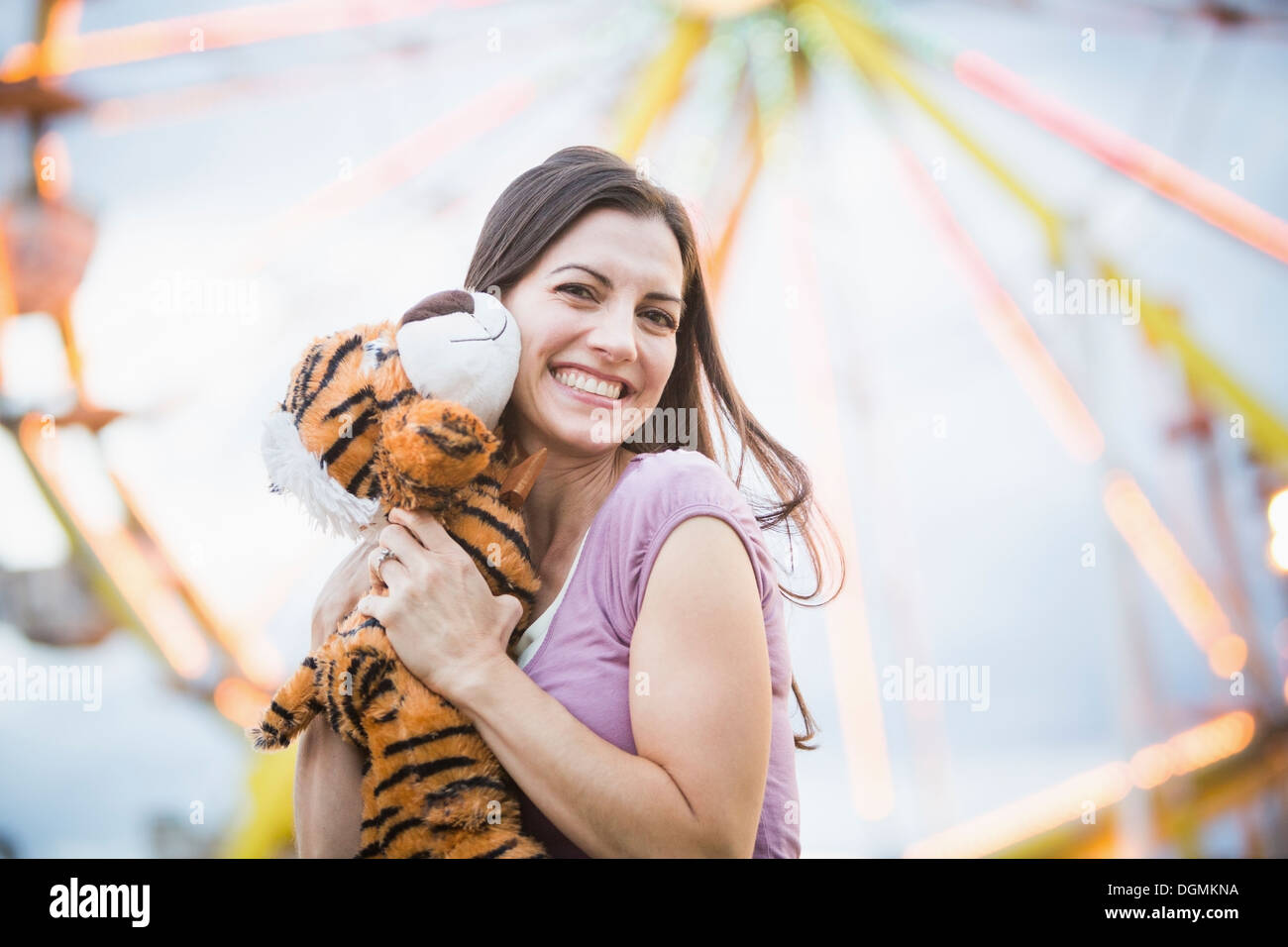 USA, Utah, Salt Lake City, Portrait Frau mit Spielzeug tiger Stockfoto