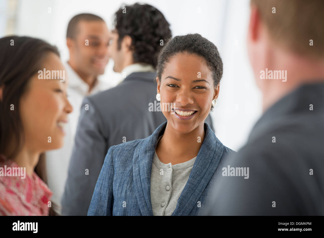 Geschäft. Ein Team von Menschen, eine Multi-ethnische Gruppe, Männer und Frauen in einer Gruppe. Stockfoto