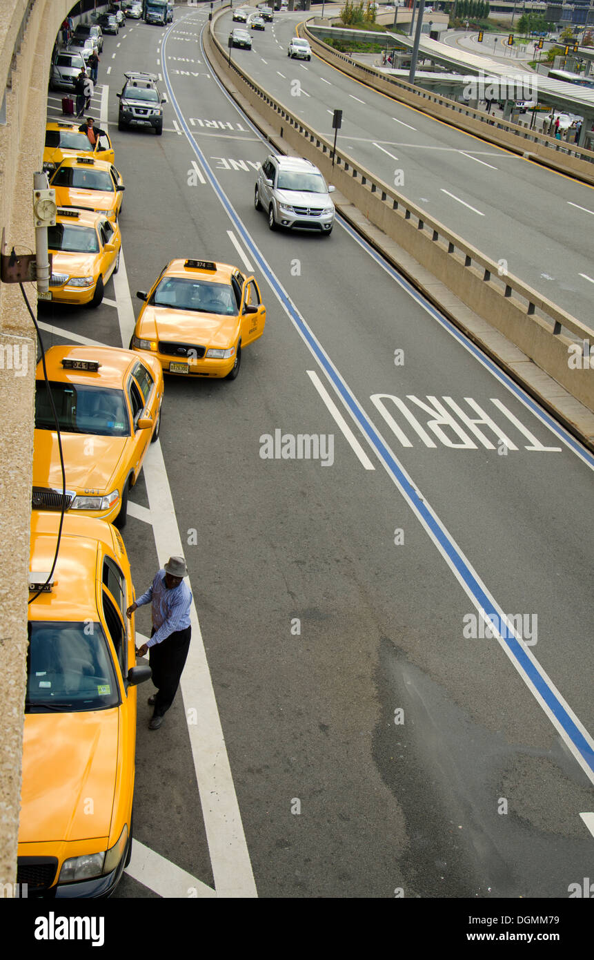 Gelben Taxis Abfahrten Newark Airport. New Jersey, USA. Stockfoto