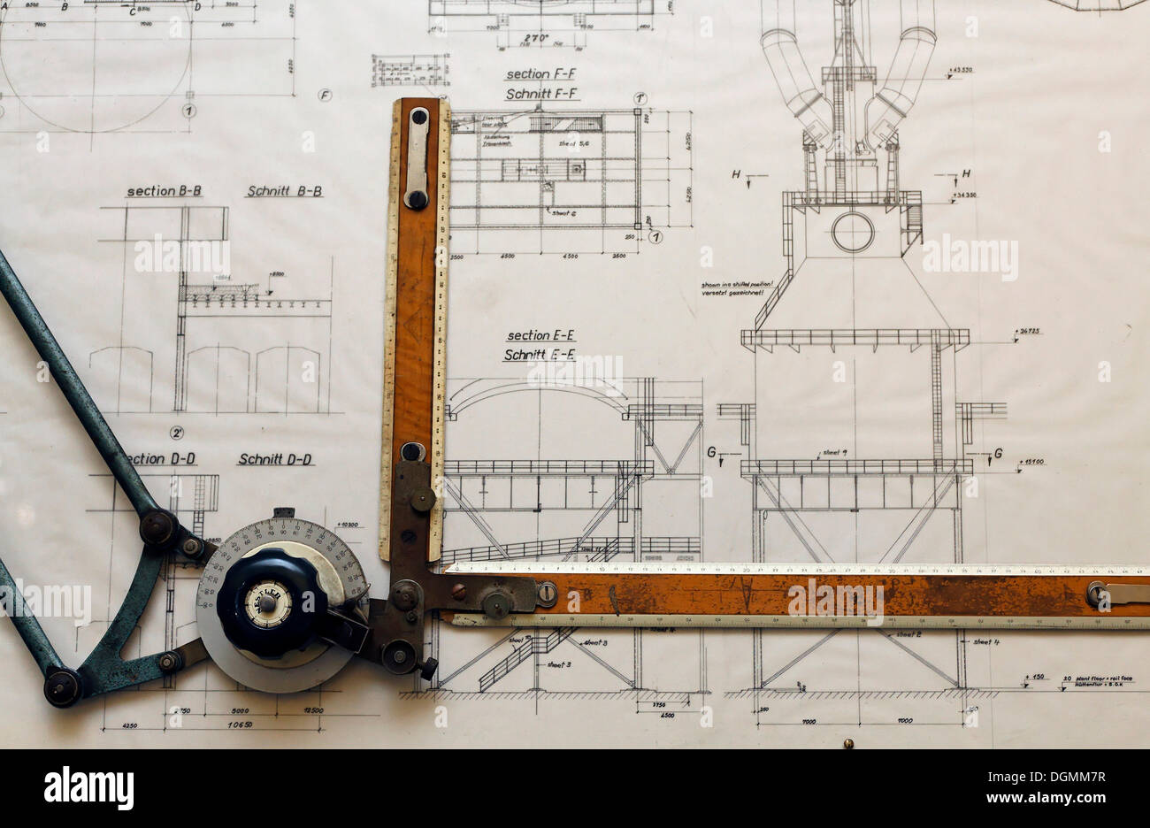 Konstruktionszeichnung des einen Staubfänger für einen Hochofen, Reißbrett der Bauabteilung der Gutehoffnungshuette Stockfoto