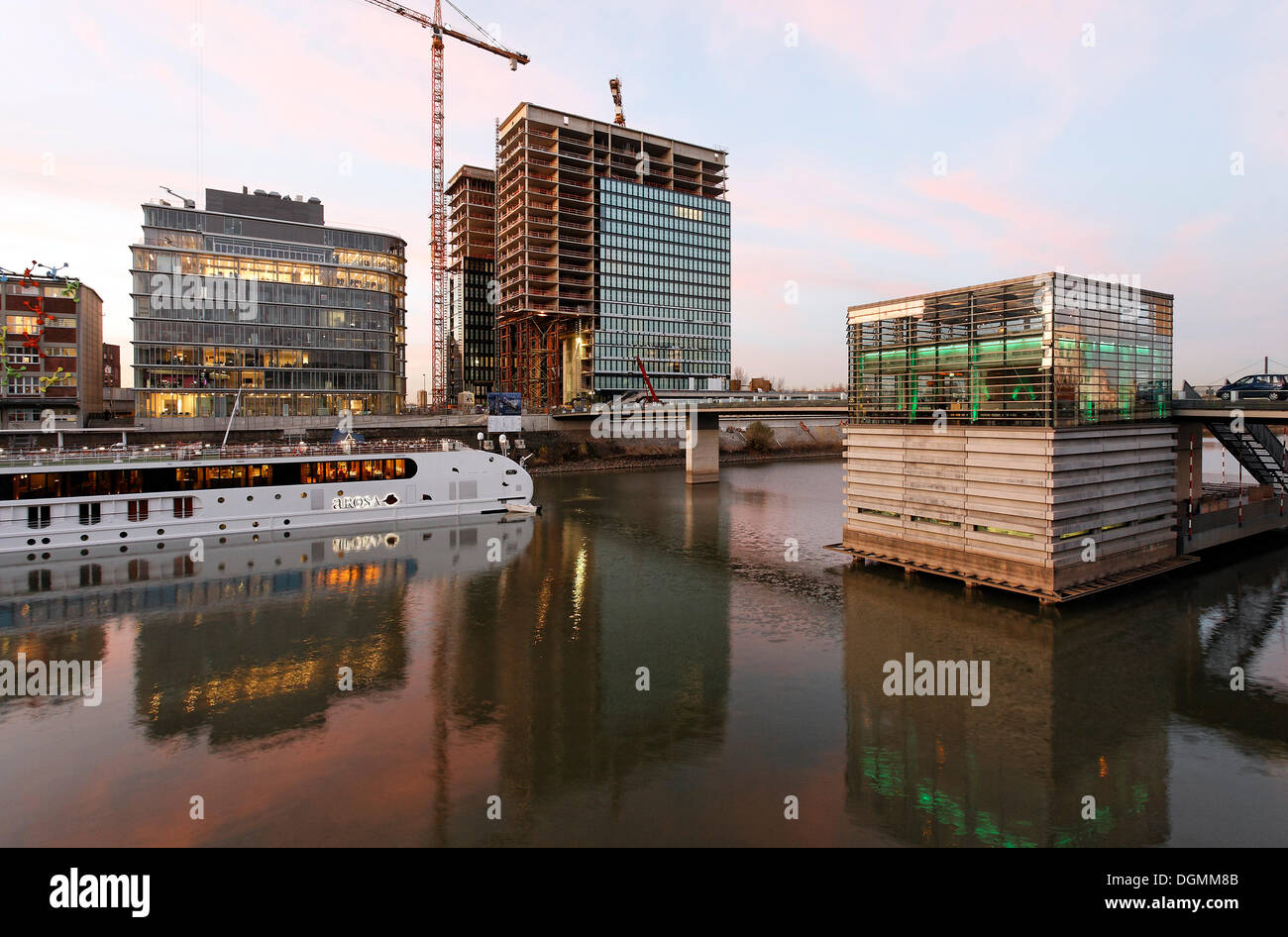 MedienHafen mit Hotelschiff, Hochhäuser im Bau, Abend-Stimmung, Düsseldorf, Nordrhein-Westfalen Stockfoto