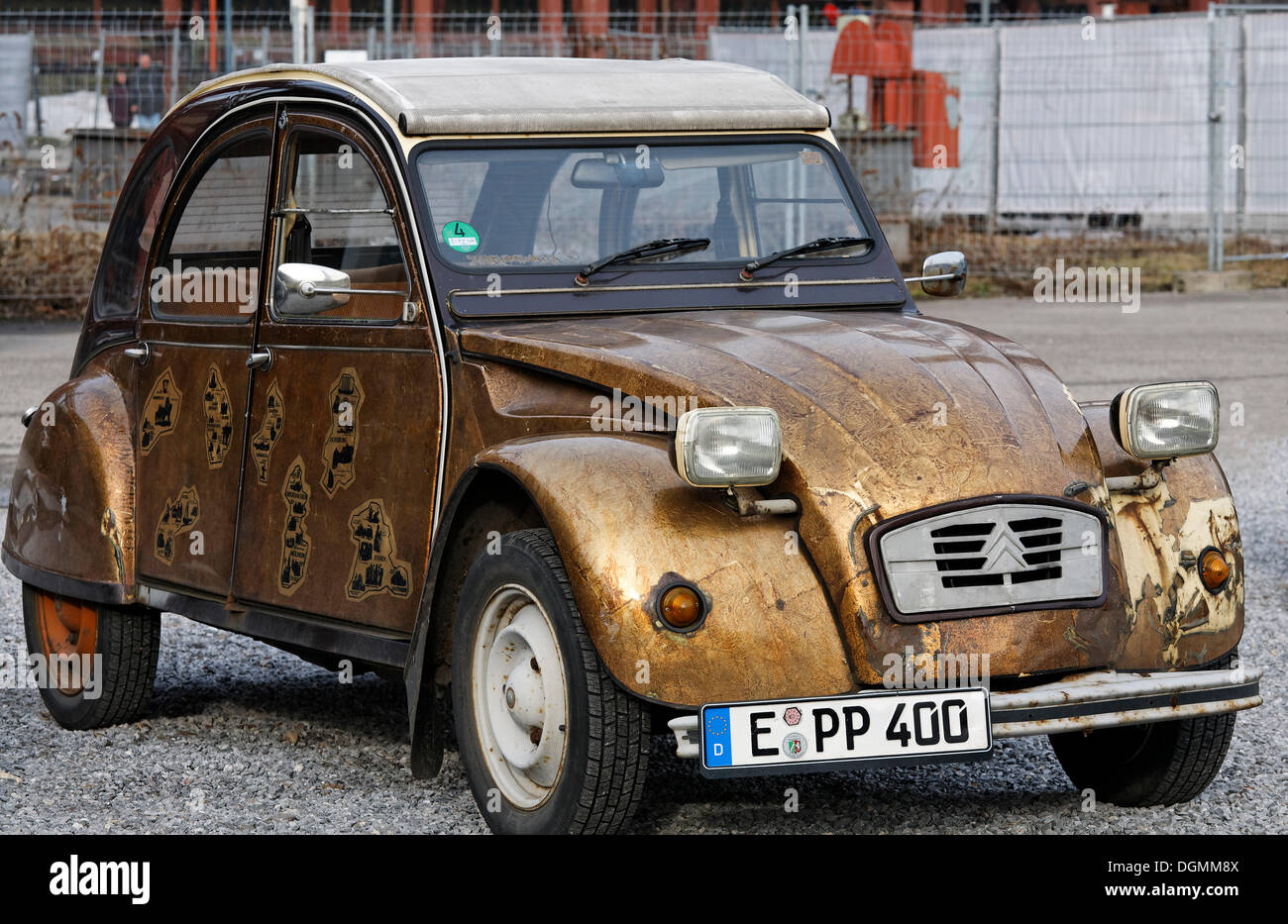 Kult-Auto Citroen 2CV Ente, gold bemalten Körper, Essen, Nordrhein-Westfalen Stockfoto