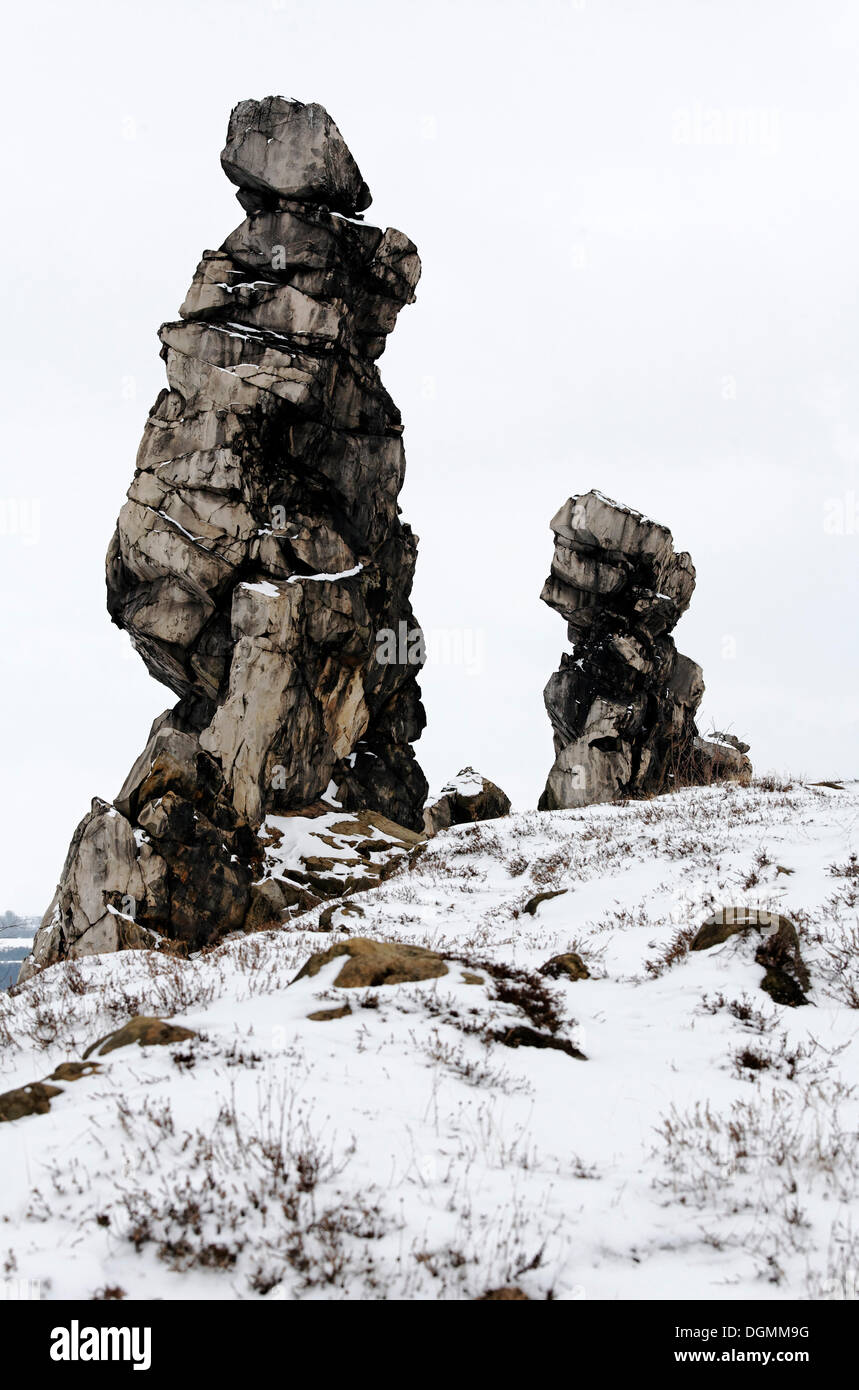 Zwei wilde, zerklüftete, bizarre Felsen, Schnee, Teufelsmauer rock Formation in Wedersleben, Neinstedt, nördlichen Harz, Sachsen-Anhalt Stockfoto