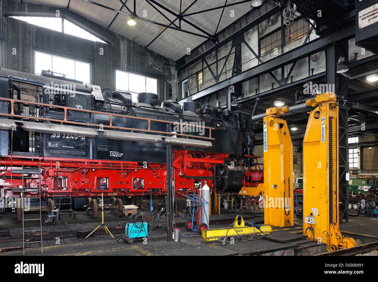 Historische Dampflokomotive in das Werkstattgebäude, Depot des HSB, Harzer Schmalspurbahnen-Schmalspurbahn, Wernigerode Stockfoto