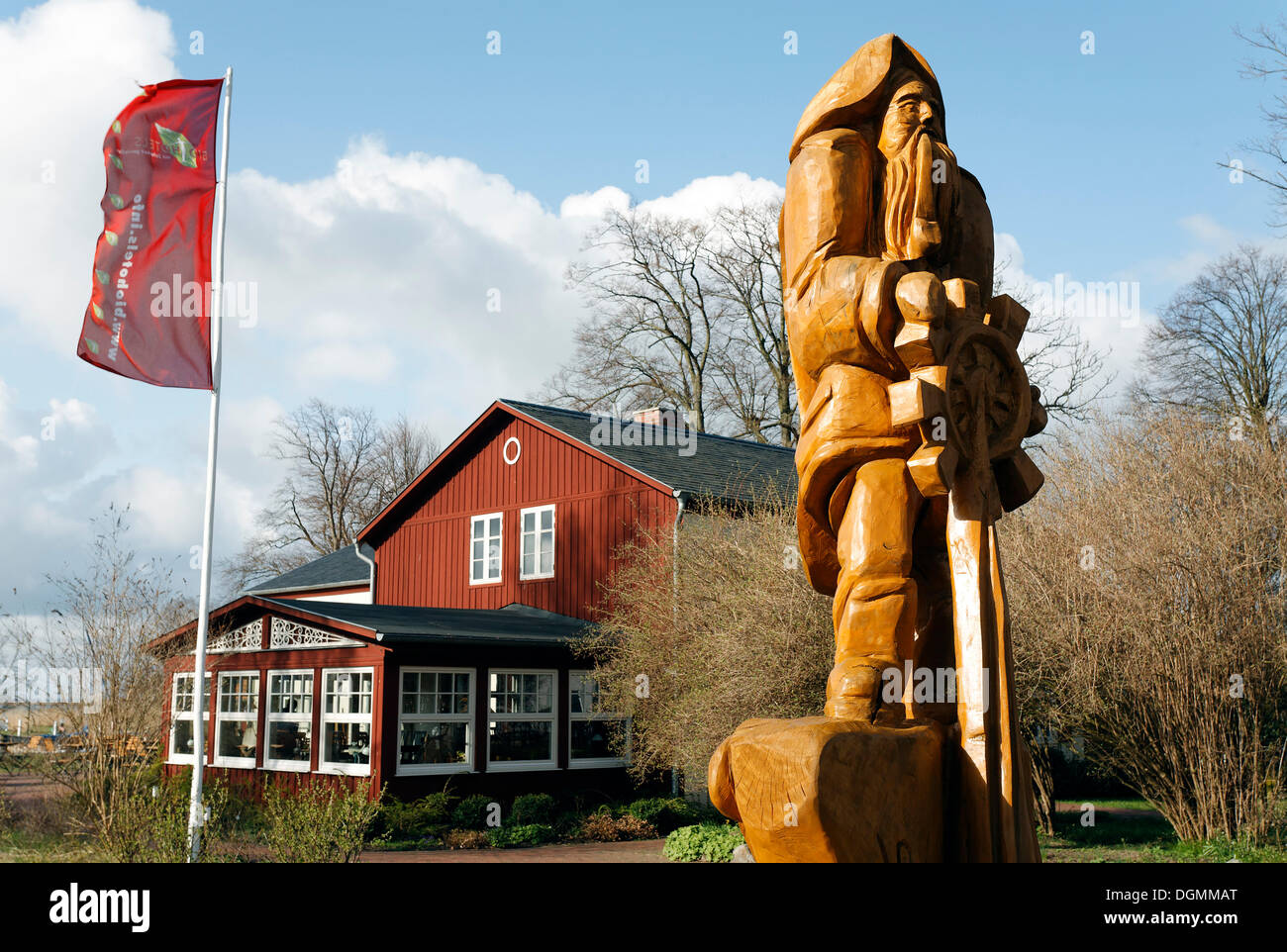 Walfang-Haus und moderne Holzskulptur der Steuermann, bin Urlaubsort Born Darß, Halbinsel Fischland-Darß-Zingst Stockfoto