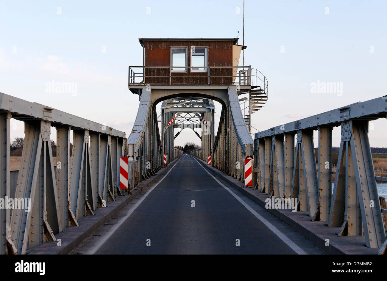 Meiningen-Brücke, Stahl Drehbrücke zwischen Zingst-Halbinsel und dem Festland in der Nähe von Bresewitz, Mecklenburg-Vorpommern Stockfoto