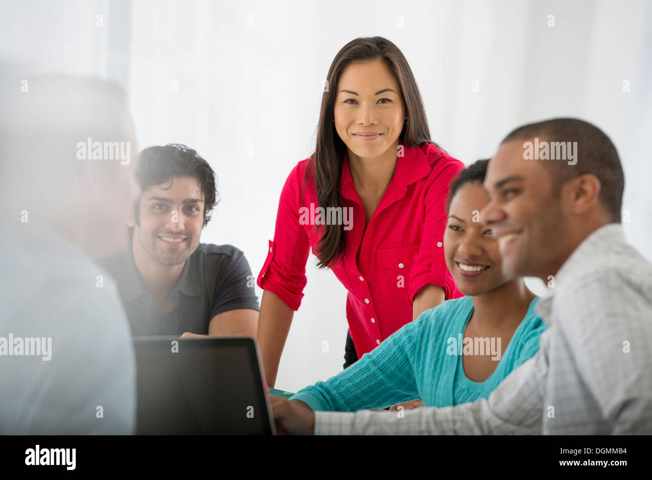 Eine Multi ethnische Gruppe von Menschen rund um einen Tisch, Männer und Frauen. Teamarbeit. Treffen. Stockfoto