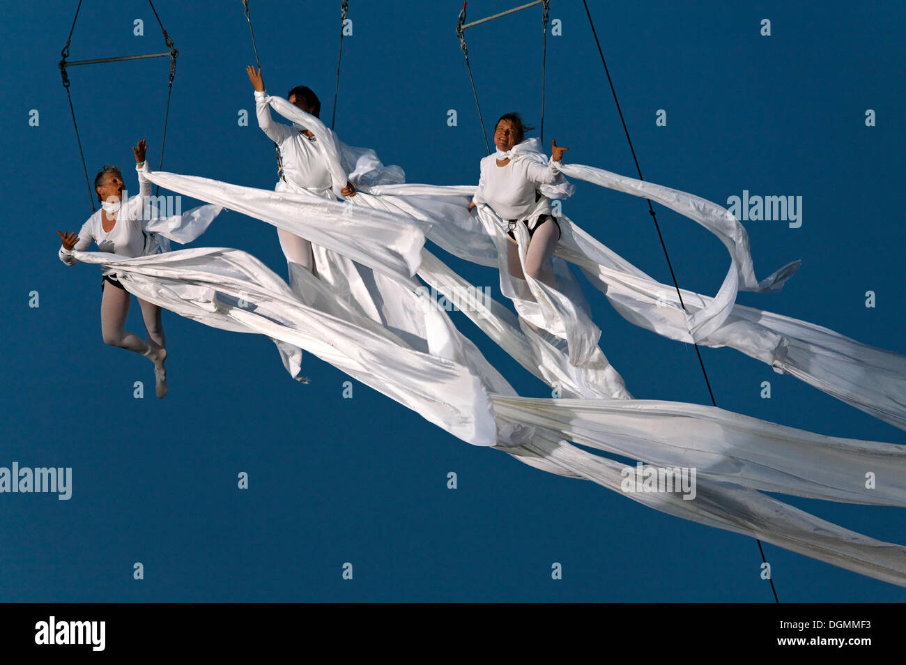 Drei Artisten schweben in der Luft, eingehüllt in flatternden Schleier, globale Rheingold, Open-Air-Theater von La Fura Dels Baus Stockfoto