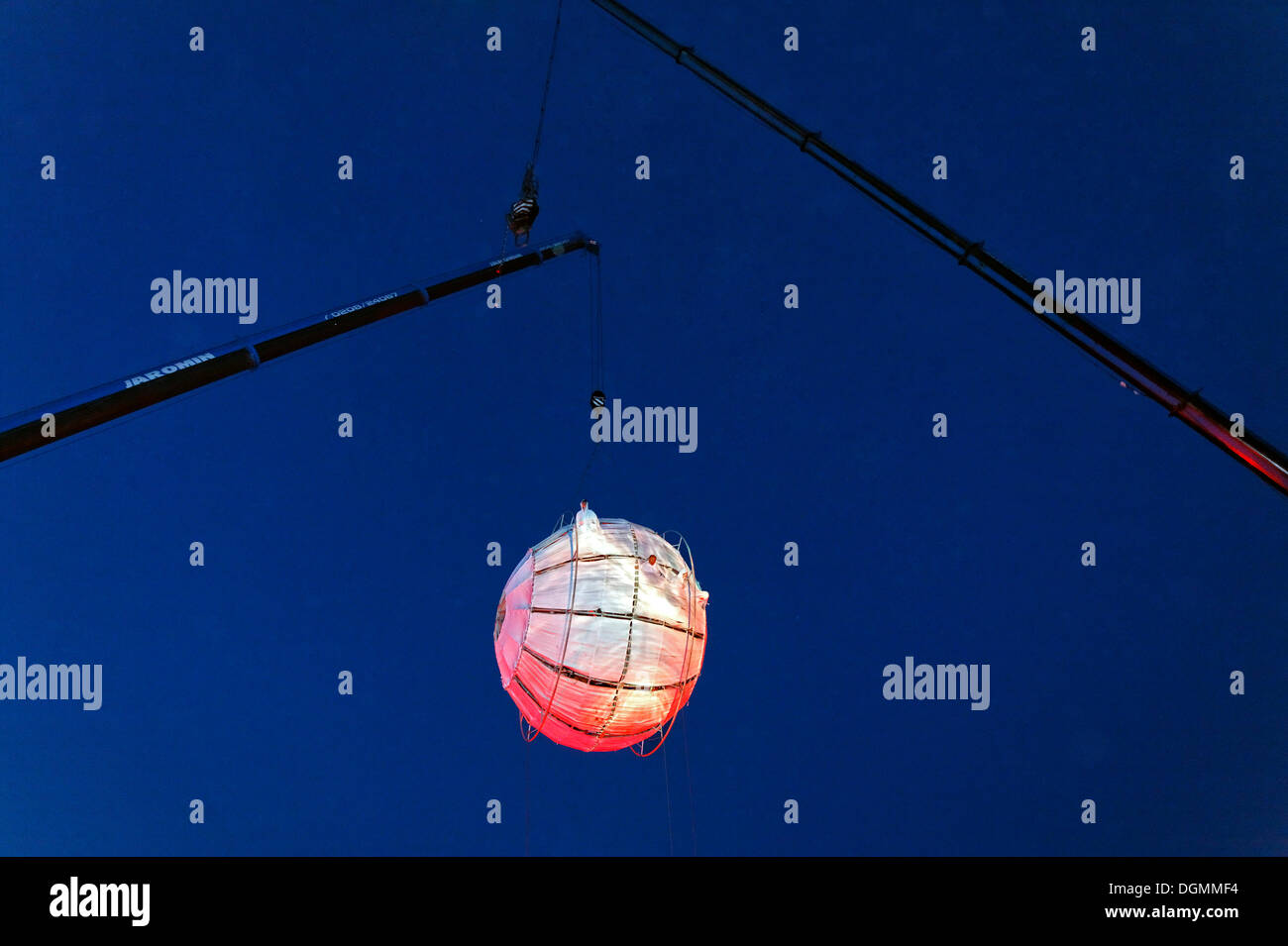 Beleuchtete Ballon hängend in der Luft, Globus, globale Rheingold, Open-Air-Theater von La Fura Dels Baus Seile Stockfoto