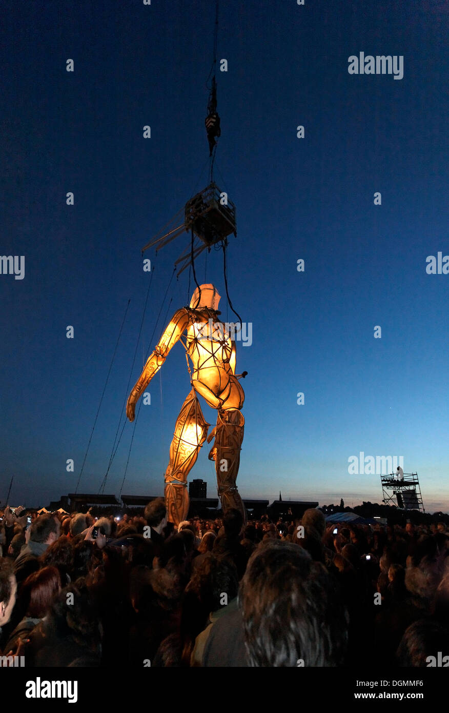 Riesige beleuchtete Figur an Seilen zu Fuß durch das Publikum, globale Rheingold, Open-Air-Theater von La Fura Dels Baus Stockfoto