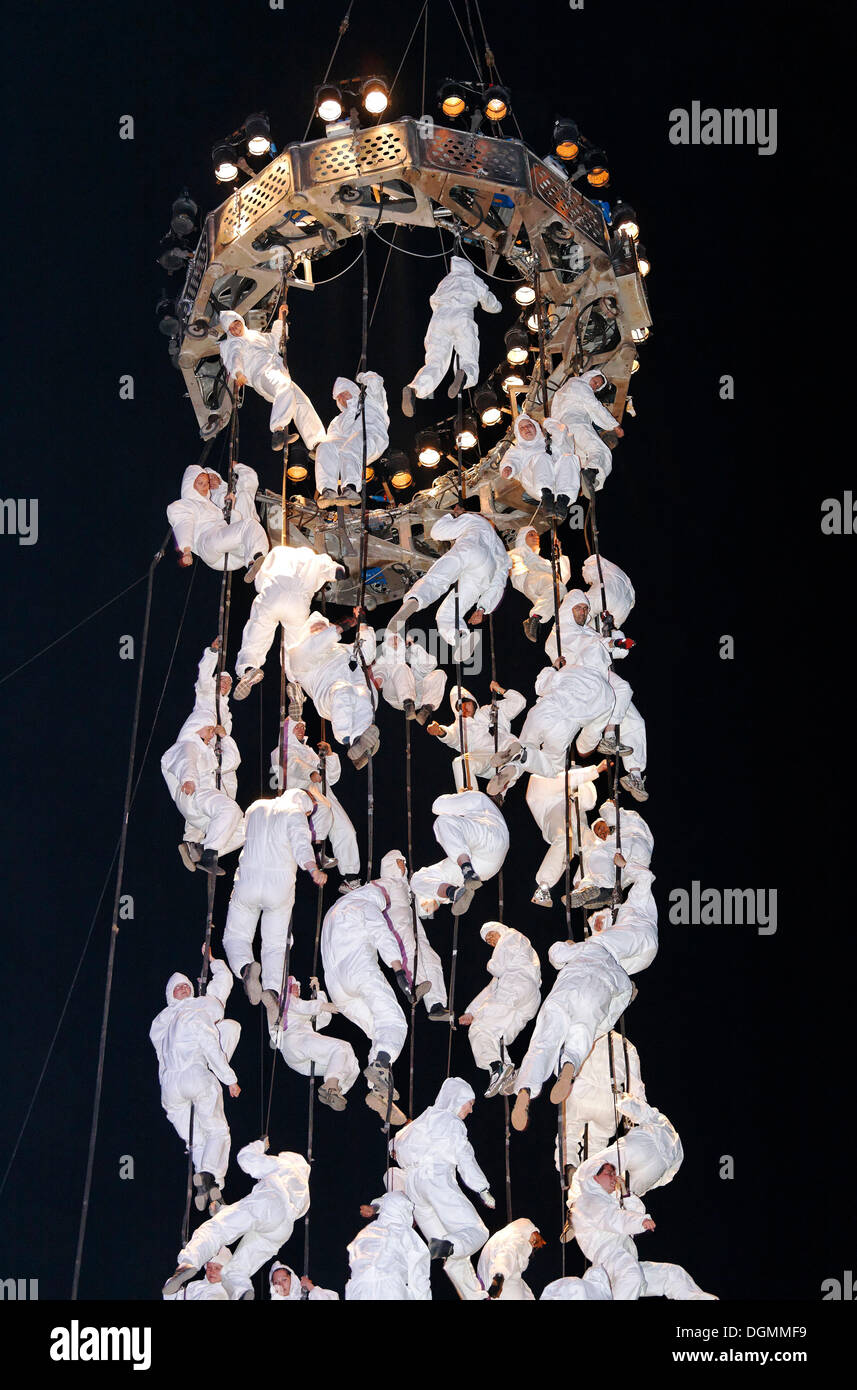 Weiß gekleidete Trapezkünstler hängen von Seilen, globale Rheingold, Open-Air-Theater von La Fura Dels Baus, Duisburg-Ruhrort Stockfoto