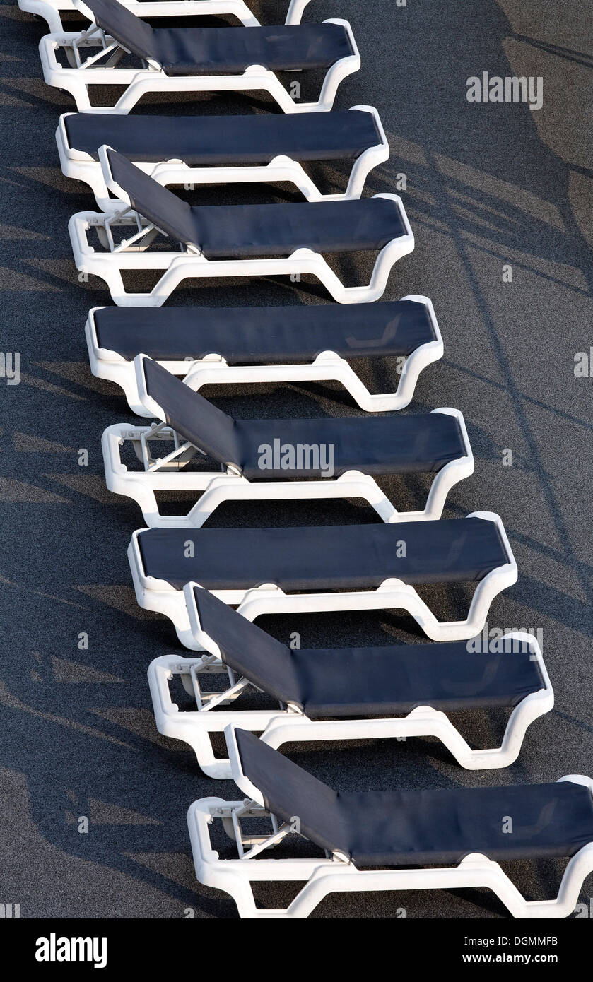 Reihe von ausgerichteten leere Liegestühle an Deck eines Kreuzfahrtschiffes auf dem Rhein, Ruhrort, Duisburg, Ruhrgebiet, Nordrhein-Westfalen Stockfoto