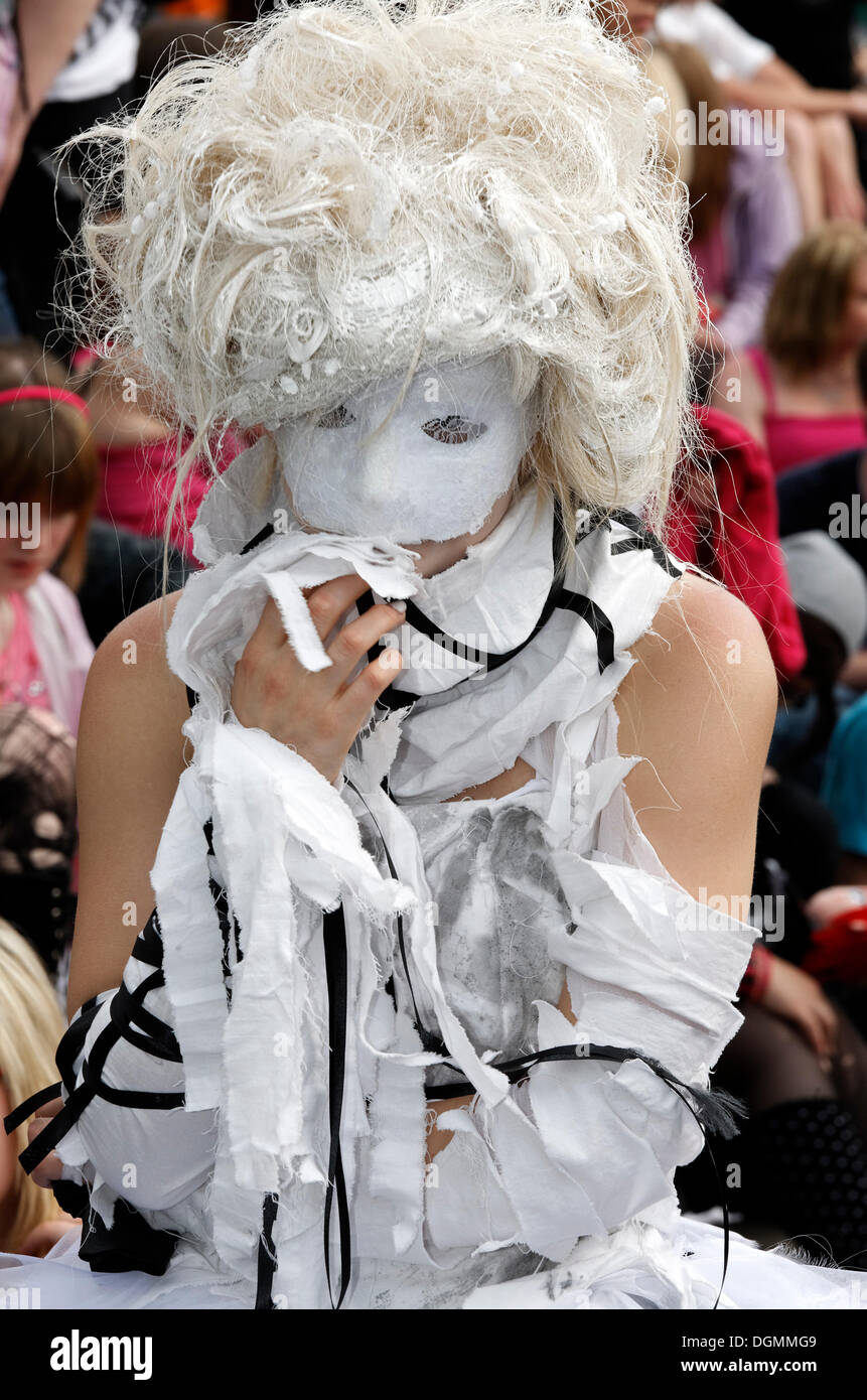 Teen mit Gesichtsmaske und weißen chaotisch Perücke gekleidet bizarr, Cosplayer, Japantag Japan Tag, Düsseldorf, Nordrhein-Westfalen Stockfoto
