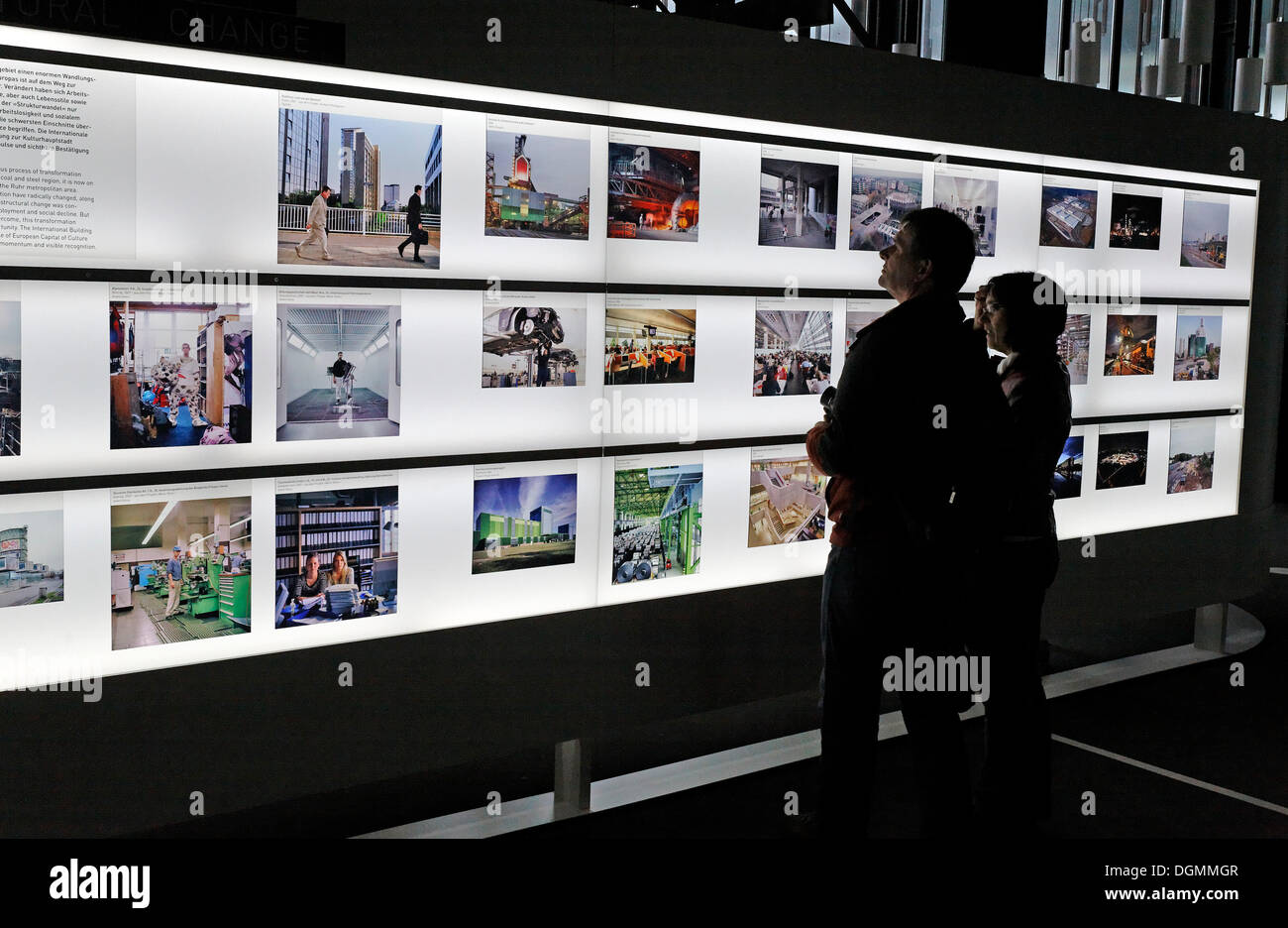 Besucher betrachten von Fotos auf eine helle Wand, neue Ruhr Museum, UNESCO World Heritage Site Zeche Zollverein, Essen Stockfoto