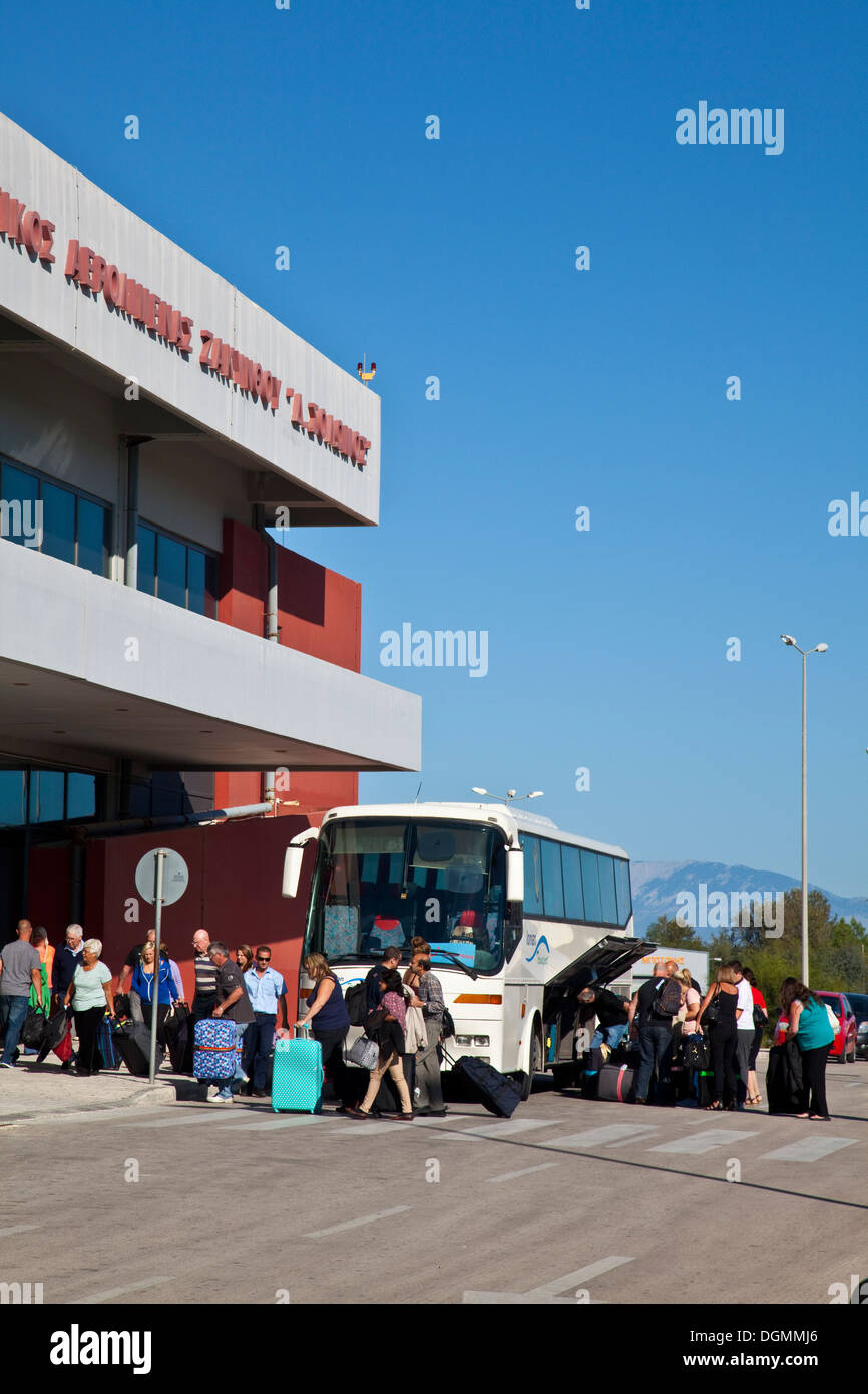 Britische Touristen sammeln Koffer aus ihren Transfer-Coach bei der Abflughalle Flughafen Zakynthos (Zante), Griechenland Stockfoto