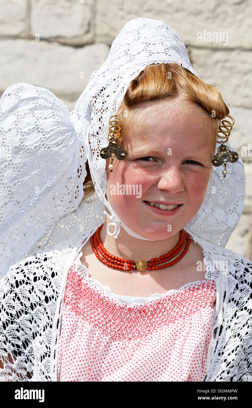 Mädchen tragen Tracht des Zeeland Provinz, Middelburg, Walcheren Halbinsel, Holland, Benelux, Europa Stockfoto