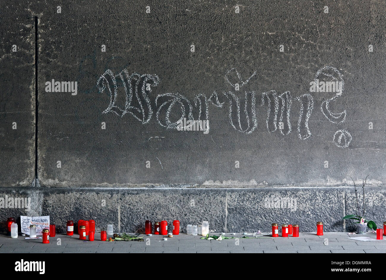 Warum? oder warum?, Kerzen und Graffiti im Tunnel, im Gedenken an die Opfer der Masse vor Ort vernichten auf der Loveparade 2010 Stockfoto
