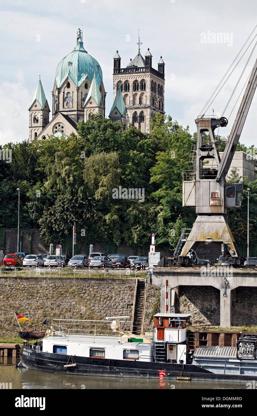 Industriehafen und St. Quirinus Minster, Neuss, Niederrhein, Nordrhein-Westfalen Stockfoto