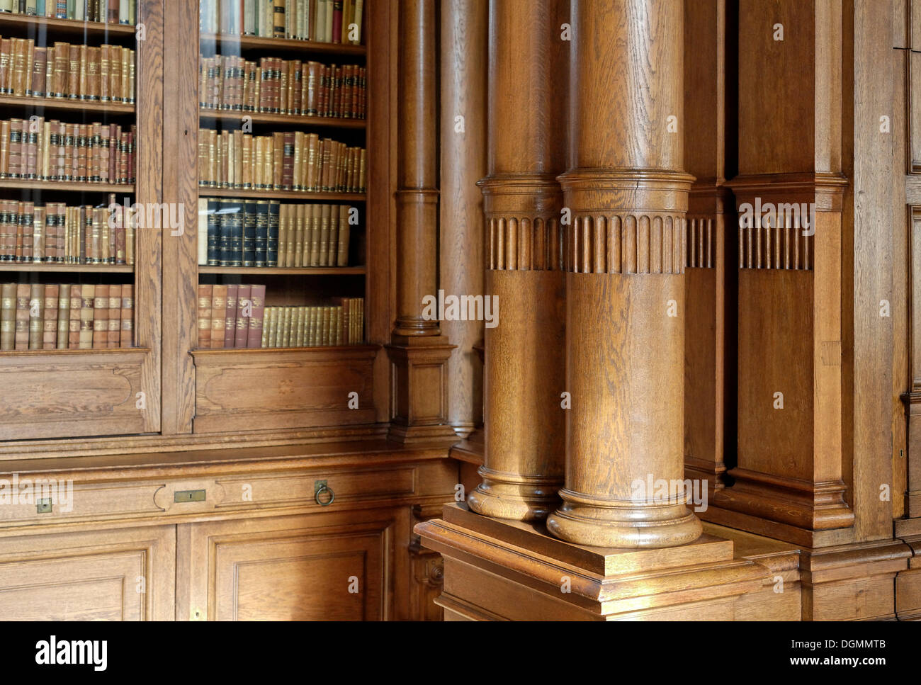 Volksbegeisterung Stilbibliothek mit Holzplatten, 19. Jahrhundert, Villa Huegel Mansion, ehemalige Residenz der Familie Krupp Stockfoto