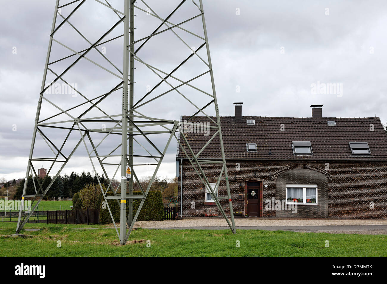 Kleines Bauernhaus in der Nähe ein Strommast, Gellep-Stratum Bezirk, Krefeld, Niederrhein Stockfoto