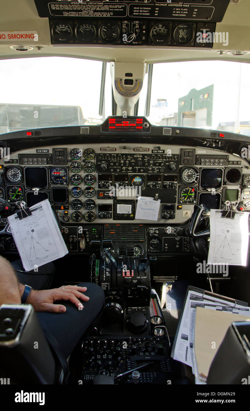 Cockpit einer Beechcraft 1900D-Flugzeug aus Portugal in Parkposition tippen Sie neben Start- und Landebahn. Malaga, Spanien. Stockfoto