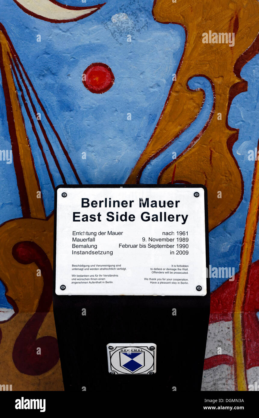 Denkmalgeschütztes Gebäude Zeichen vor der East Side Gallery, Stoffresten der Berliner Mauer, Bezirk Friedrichshain, Berlin Stockfoto