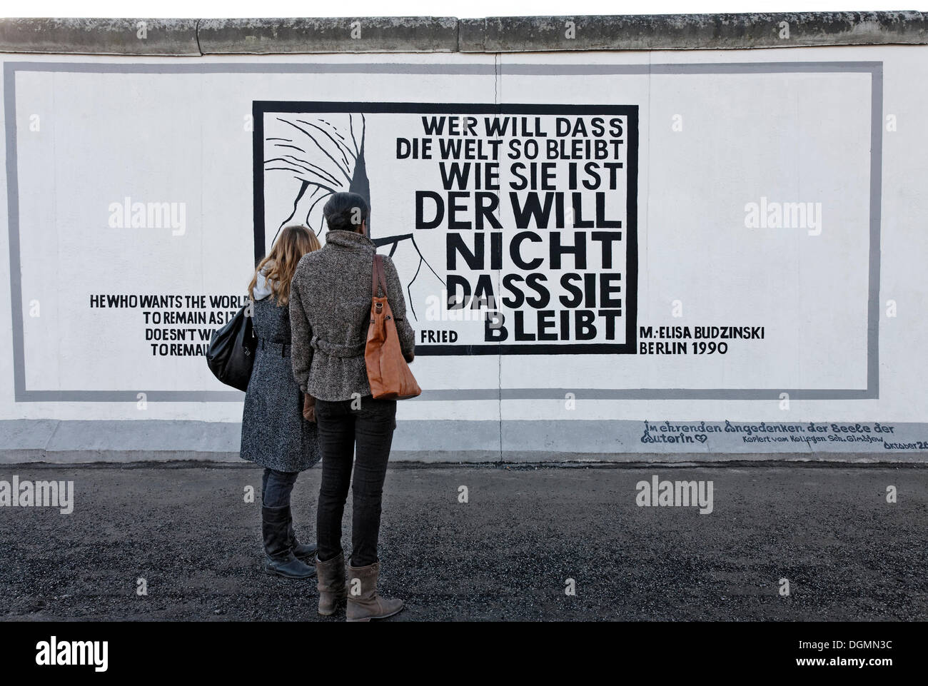 Philosophisches Zitat von Erich Fried auf den Stoffresten der Berliner Mauer, durch Elisa Budzinski, East Side Gallery Stockfoto
