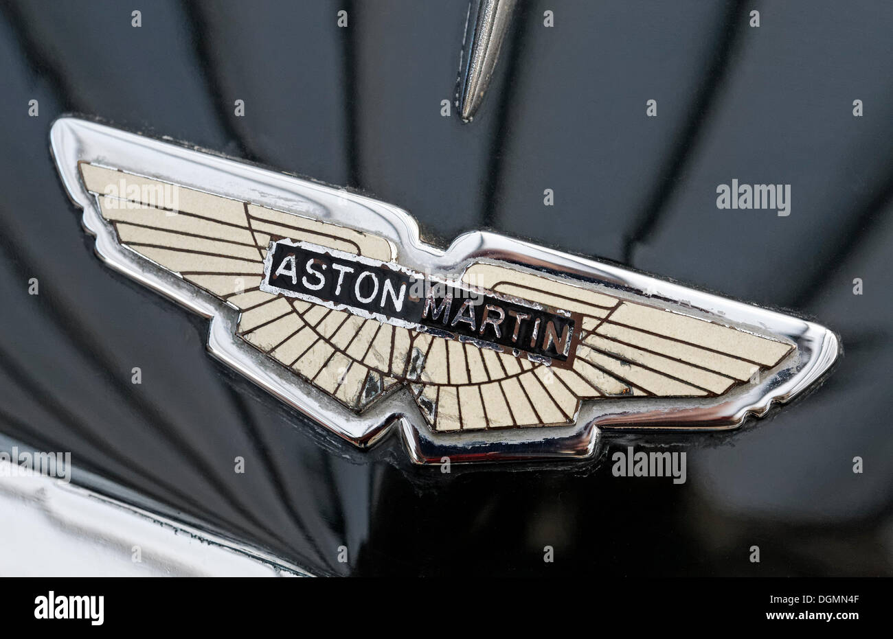 Alten Aston Martin Logo auf der Motorhaube, britische Automarke für Sportwagen Stockfoto