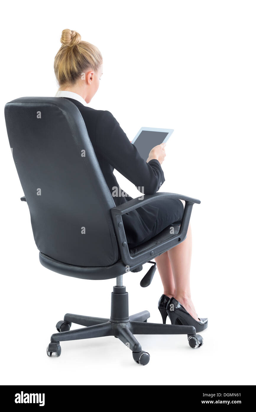Gut gekleidete junge Geschäftsfrau, sitzend auf einem Bürostuhl Stockfoto