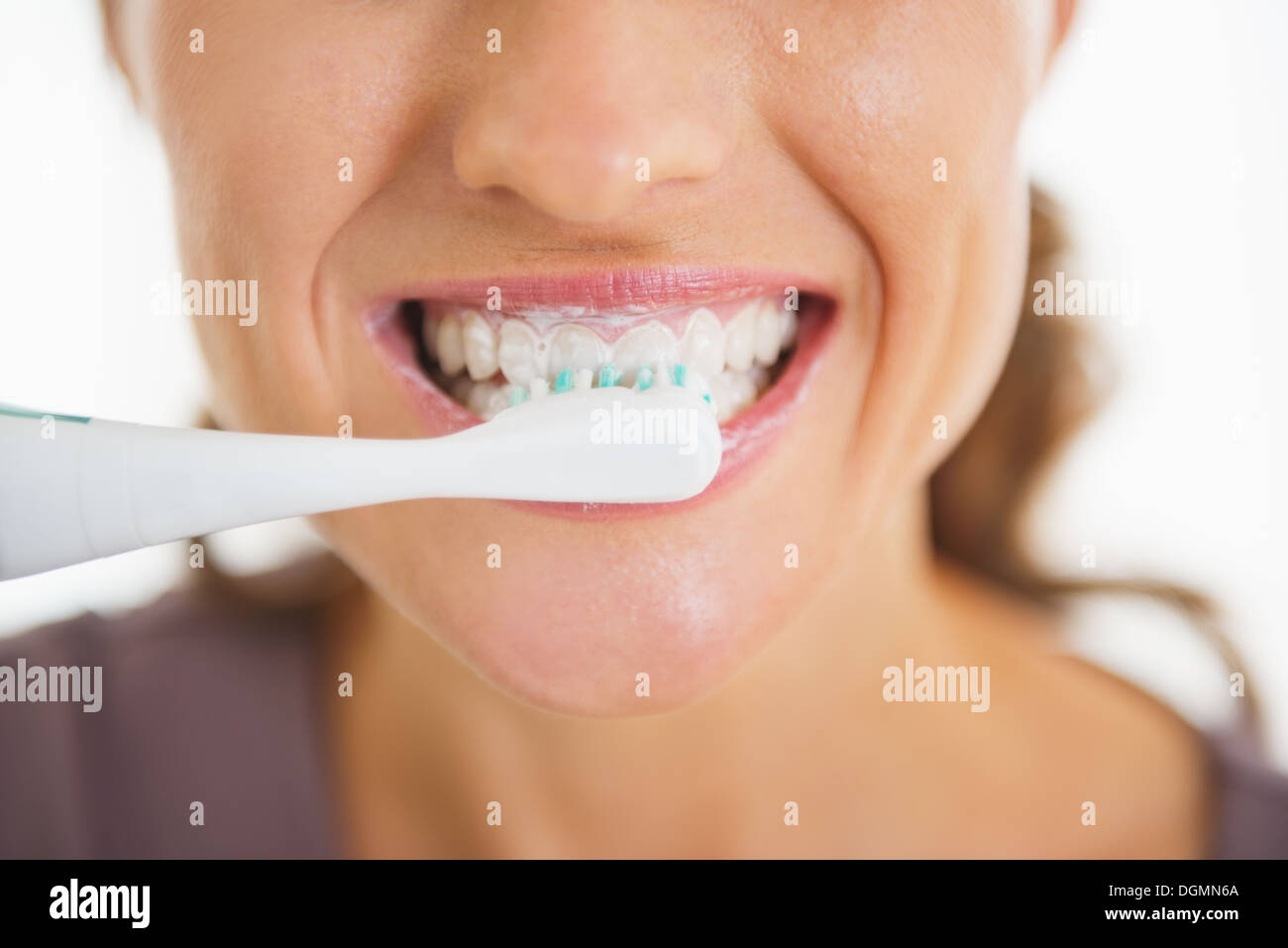 Closeup auf glückliche Frau Zähneputzen Stockfoto