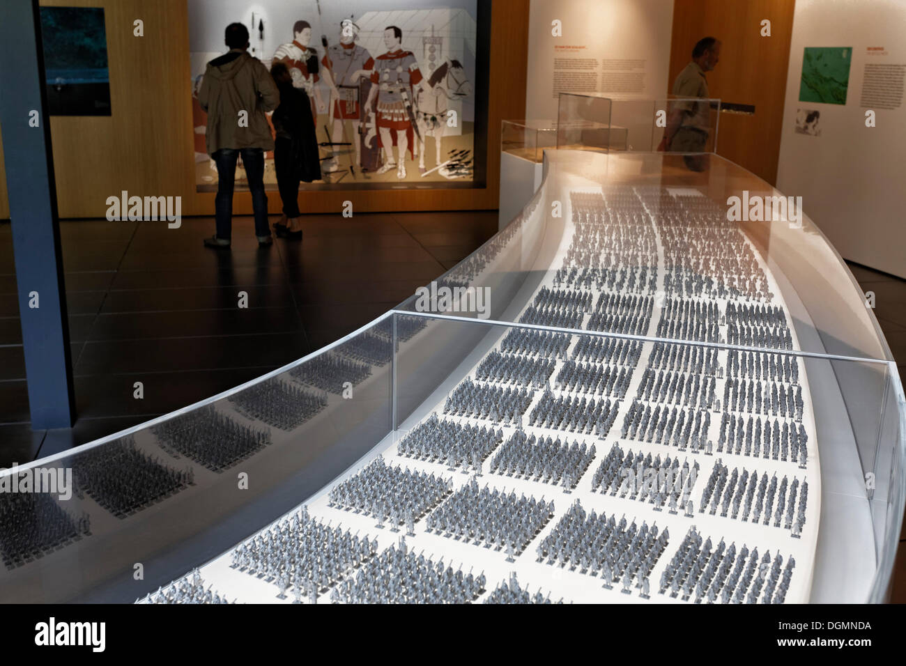 Bestellung einer römischen Legion zu kämpfen, mit Figuren, Varusschlacht oder Schlacht der Teutoburger Wald und Park Kalkriese Museum präsentieren Stockfoto