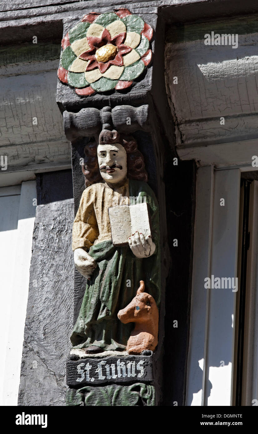 Evangelist Lukas, geschnitzte Figur am Haus Walhalla Gebäude, historisches Fachwerkhaus, Altstadt, Osnabrück Stockfoto