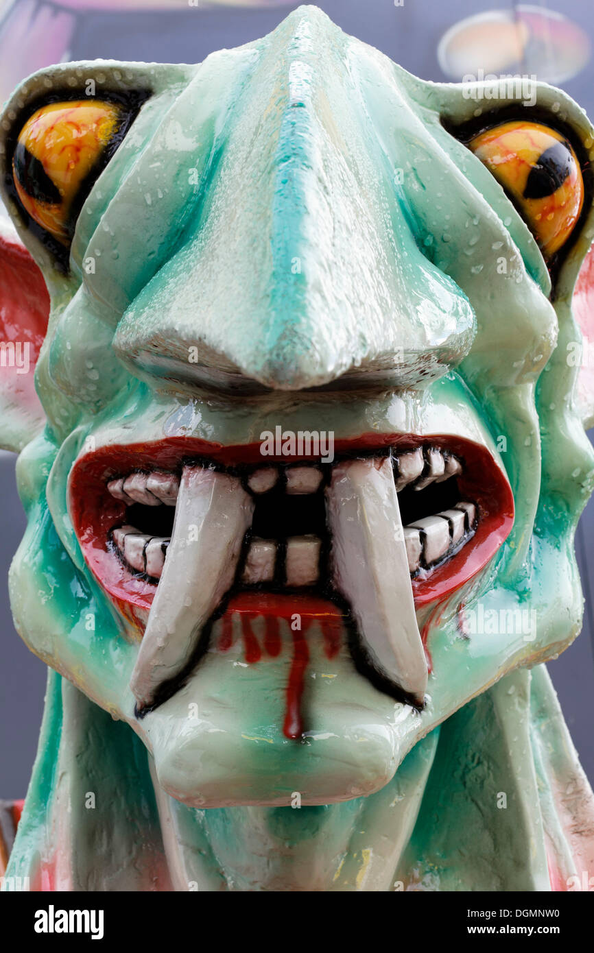 Monster vor ein Spukhaus, Horror-Figur mit weit aufgerissenen Augen und Zähne Stockfoto