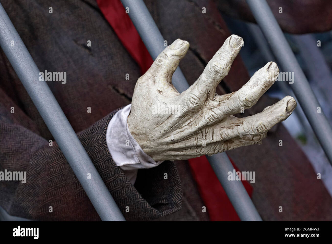 Hand greift durch Gitterstäbe, Geisterhaus Abbildung Stockfoto