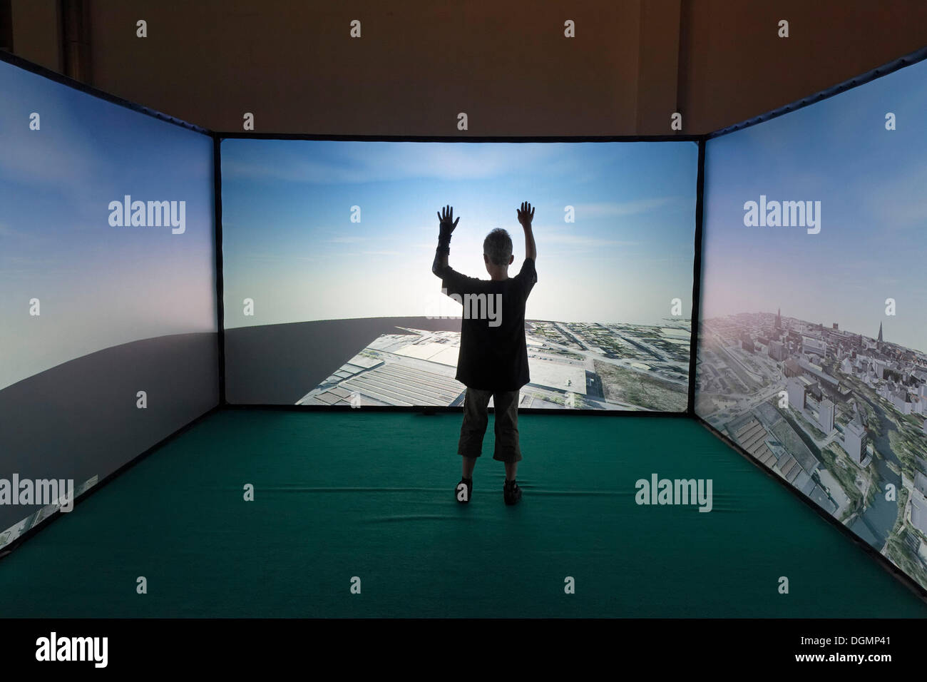 Kind navigieren eines 3-d-Stadtmodells auf Projektion Bildschirme, Cave Automatic Virtual Environment, IdeenParks 2012, Technologie und Stockfoto