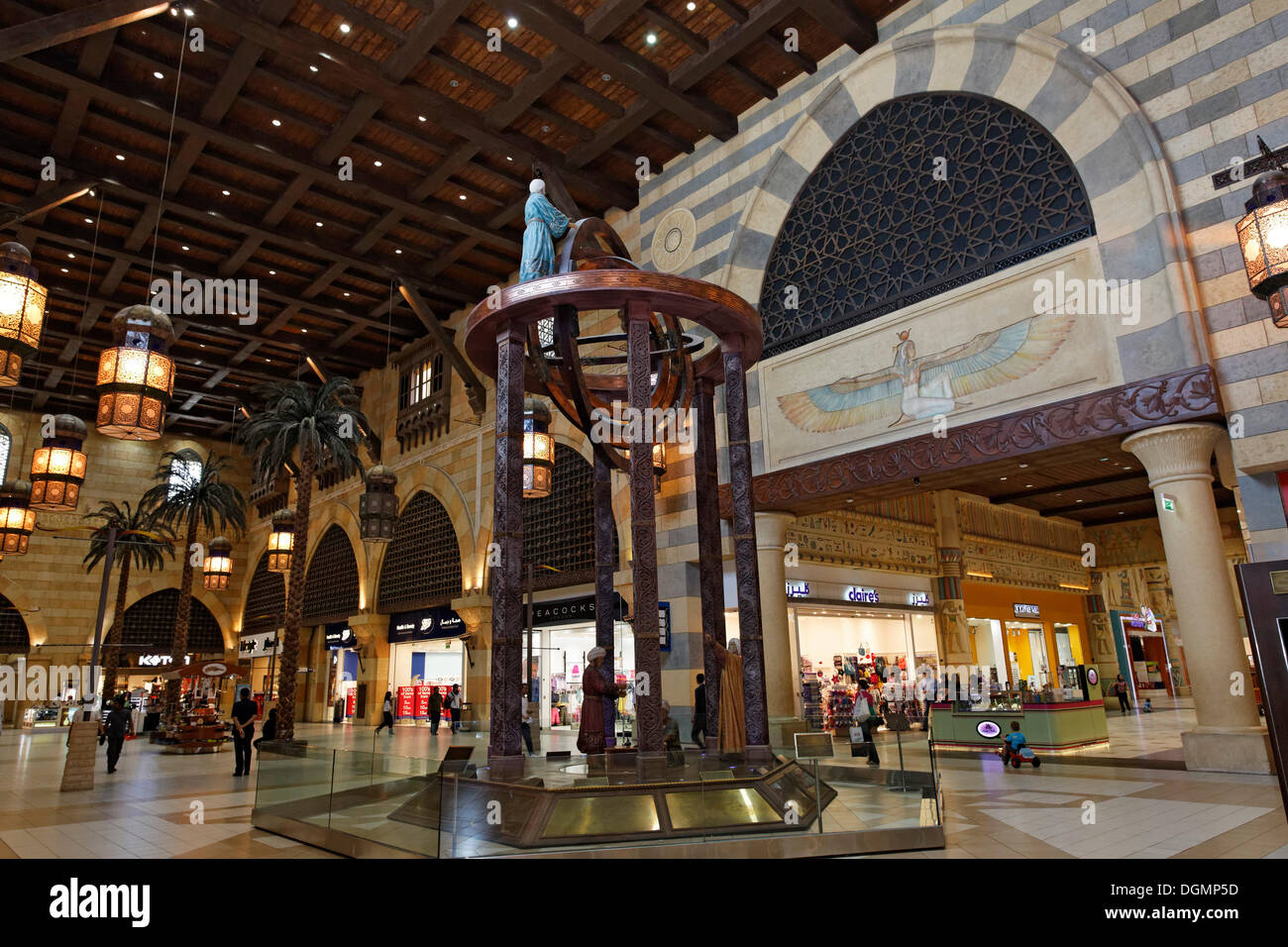 Statuengruppe in der Ibn Battuta Shopping Mall, Dubai, Vereinigte Arabische Emirate, Naher Osten, Asien Stockfoto