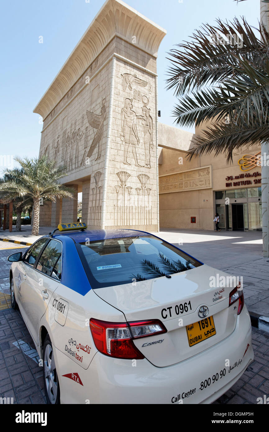 Taxi warten vor der Ibn Battuta Shopping Mall, Dubai, Vereinigte Arabische Emirate, Naher Osten, Asien Stockfoto