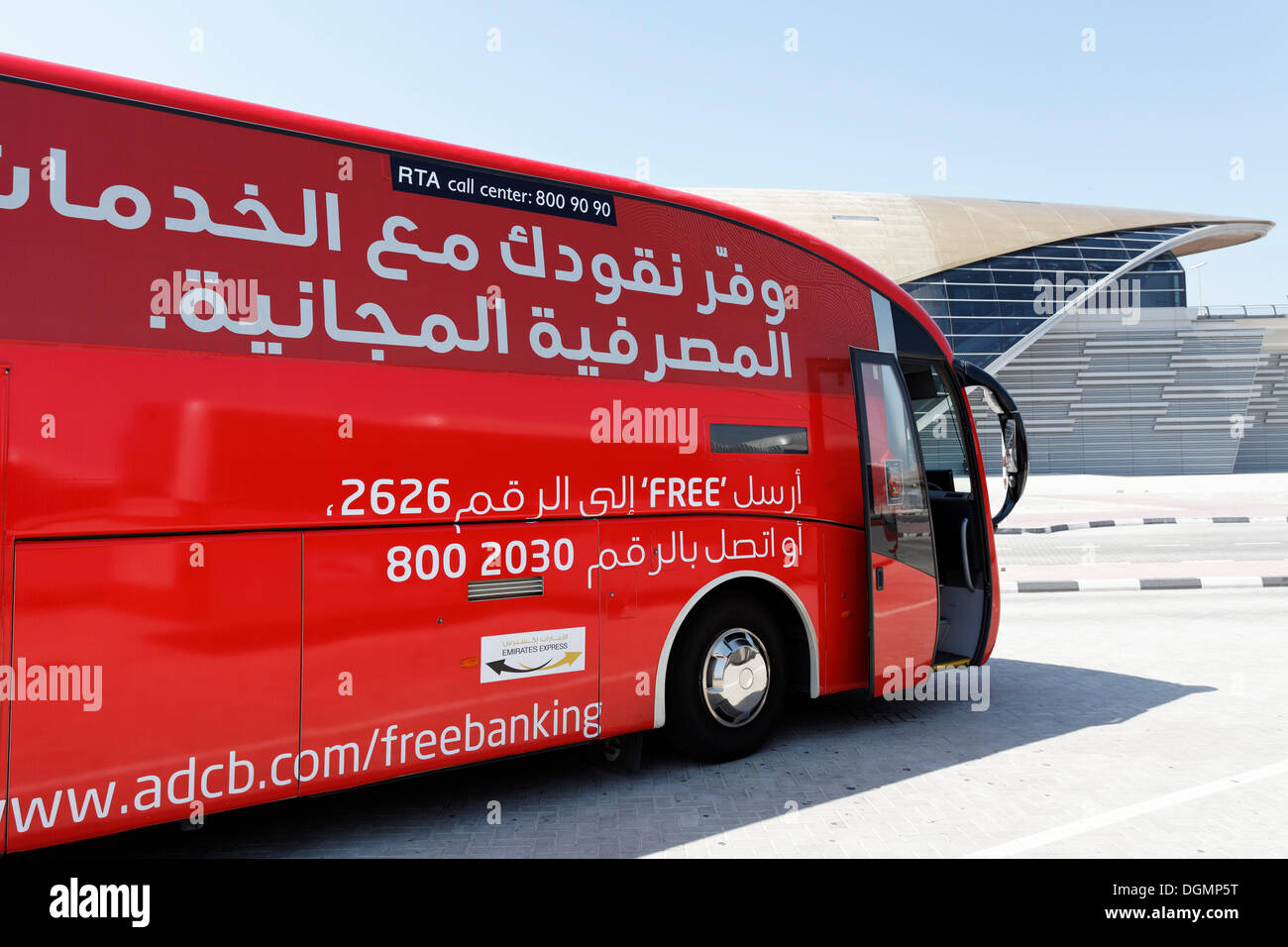 Modernen Reisebus mit arabischen Inschriften vor u-Bahnstation, Dubai, Vereinigte Arabische Emirate, Naher Osten, Asien Stockfoto
