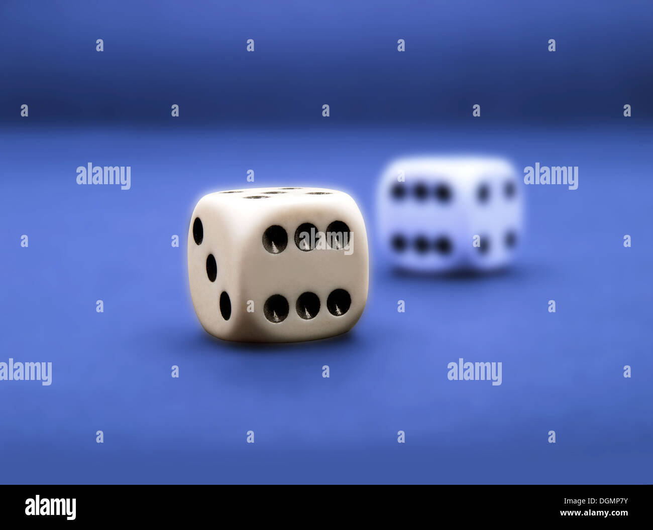 Würfel-Spiel auf blauem Hintergrund Stockfoto