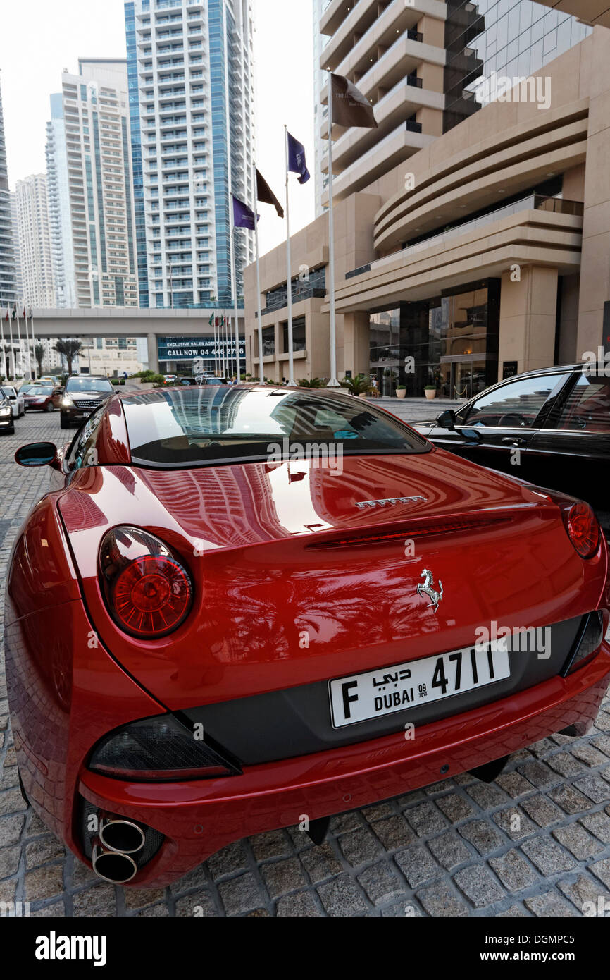 Ferrari parkte vor dem Luxushotel Grosvenor House, Stadtteil Dubai Marina, Dubai, Vereinigte Arabische Emirate, Naher Osten Stockfoto